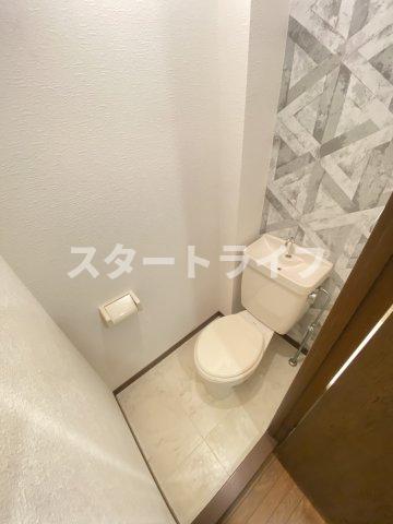 地下鉄御堂筋線 西中島南方駅 徒歩10分 3階建 築32年のトイレ写真