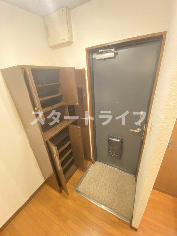 地下鉄御堂筋線 西中島南方駅 徒歩10分 3階建 築32年の玄関写真