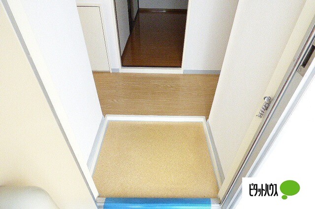 玄関　他のお部屋のお写真です