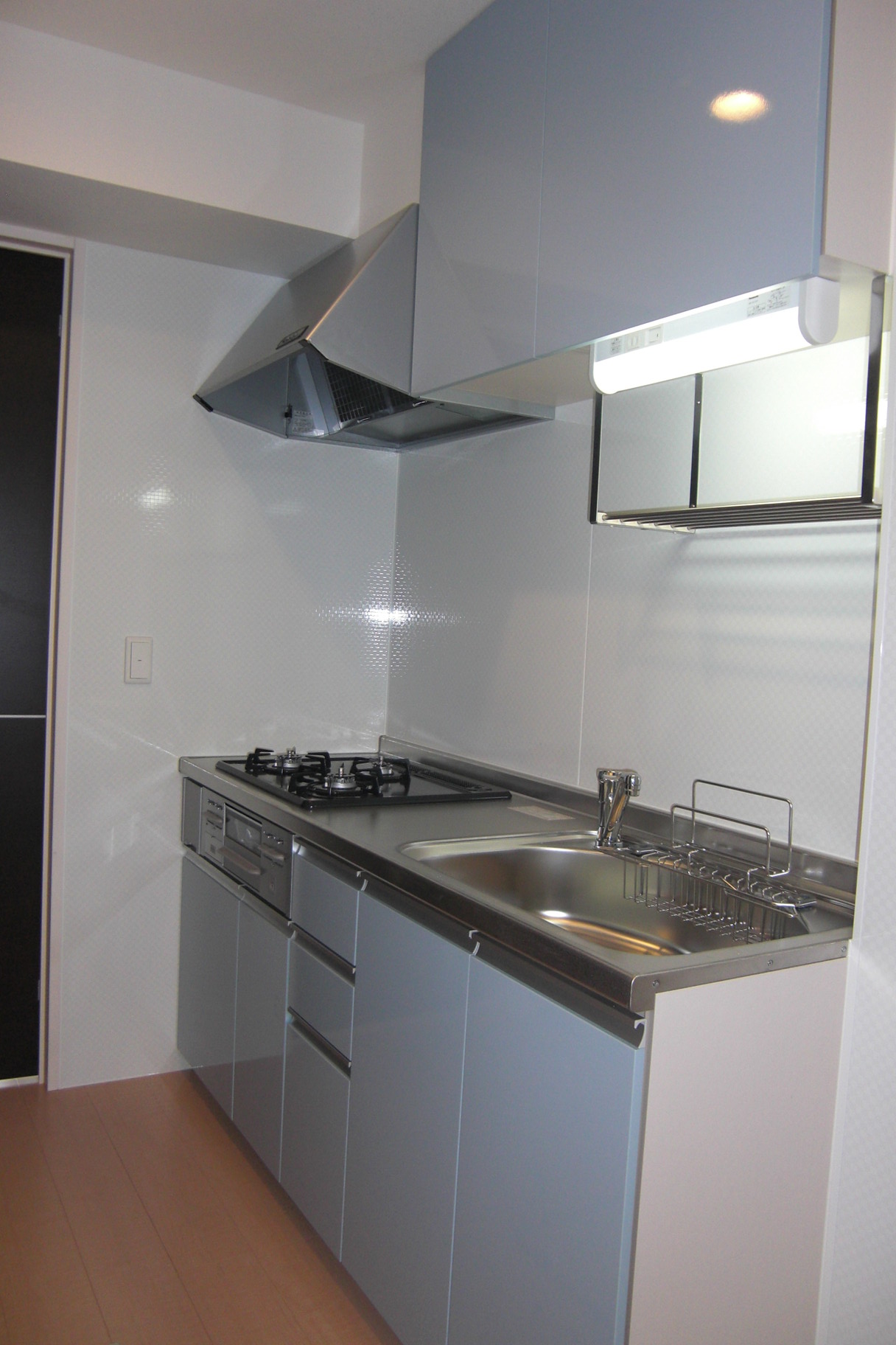 キッチン　独立型のキッチンです。3口のシステムキッチンを搭載。