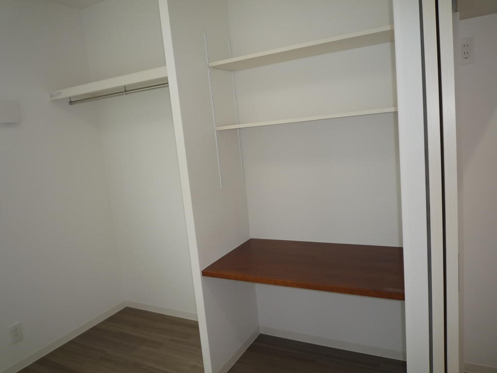 その他部屋・スペース　収納棚を机に使えます。