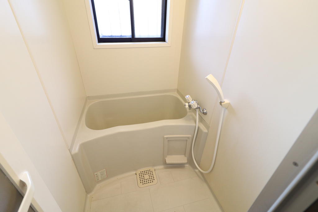 バス・シャワールーム　バスルームにはシャワーもございます。