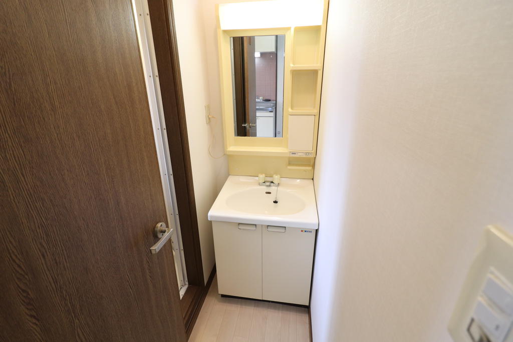 洗面設備　洗面台もあり，脱衣スペースもあります。