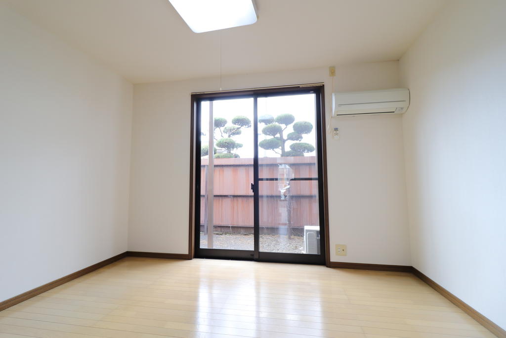 居室・リビング　居室にはエアコンを備え付けております。