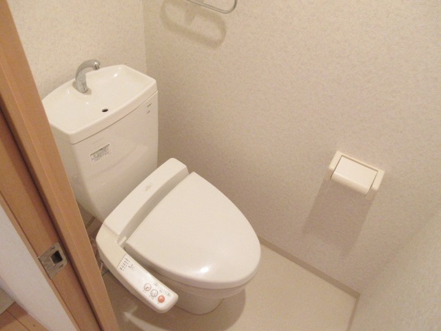 トイレ　ウォシュレットの付いた快適なトイレ