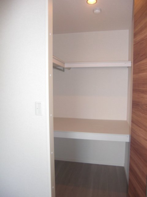 収納　洋室6.4帖WIC
