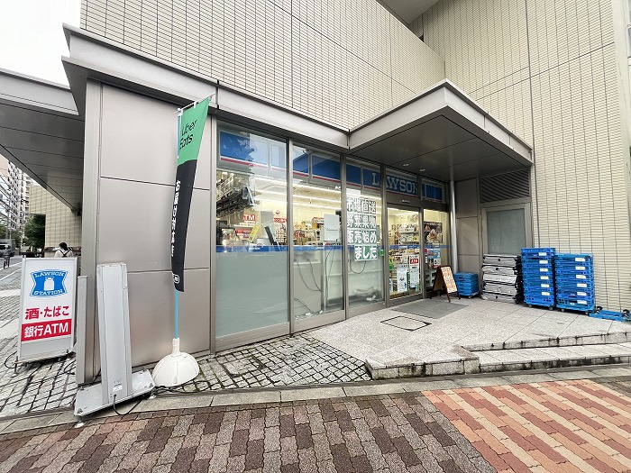 コンビニ　ローソン本郷一丁目春日通店（コンビニ）まで95m