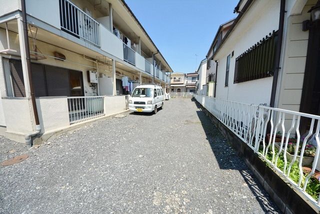 【福生市南田園のアパートの駐車場】