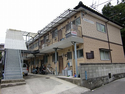 長崎市女の都のアパートの建物外観