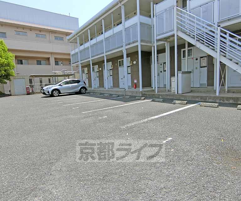 【向日市寺戸町のアパートの駐車場】