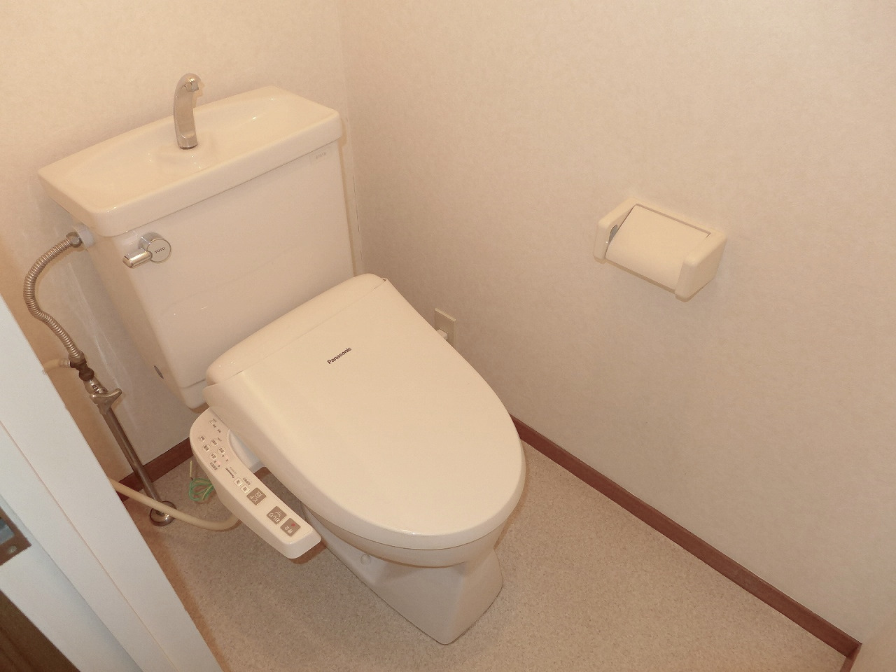 西武新宿線 航空公園駅 徒歩6分 3階建 築34年のトイレ写真