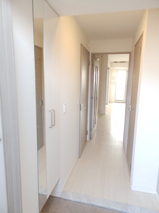 玄関　同間取り部屋写真