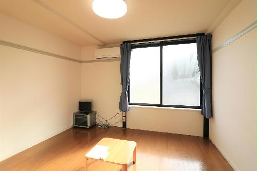 居室・リビング　大型家具家電付きにより初めての一人暮らしの方も安心！