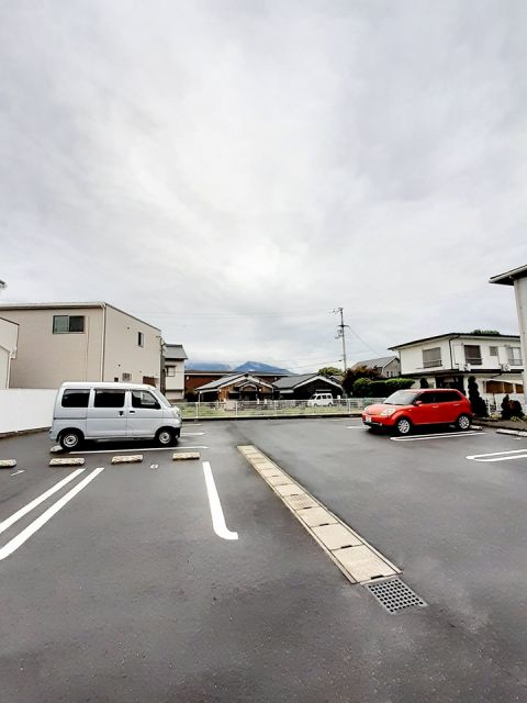 【東温市見奈良のアパートの駐車場】