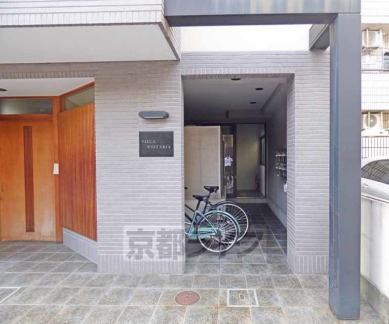 【京都市上京区聖天町のマンションのエントランス】