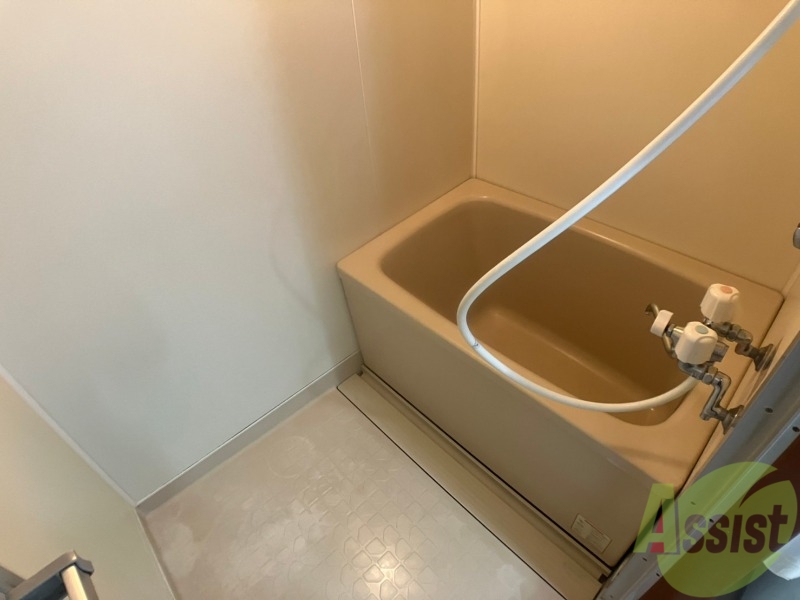 バス・シャワールーム　広々したお風呂で快適にくつろげそうです。