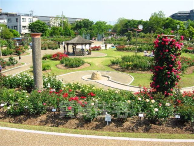 【茨木市東太田のマンションの公園】