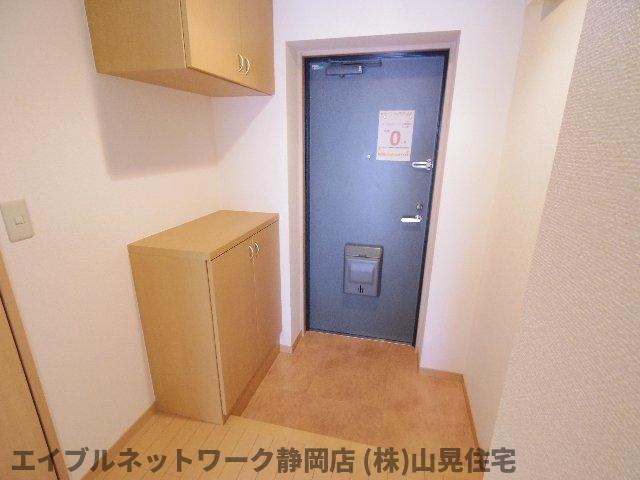 【静岡市駿河区下川原のマンションの玄関】