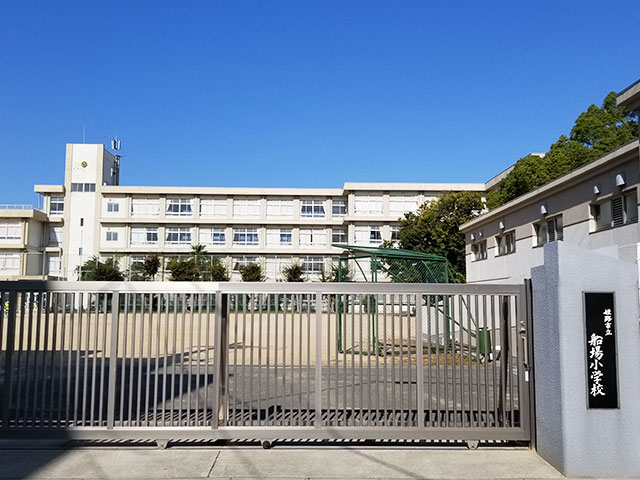 【忍町中村コーポの小学校】