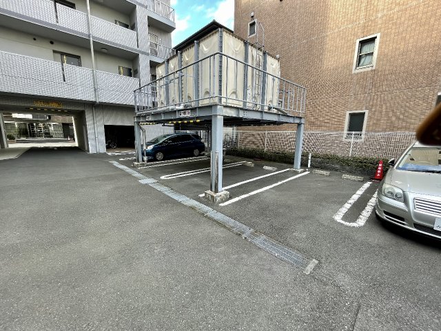 【静岡市葵区駿河町のマンションの駐車場】