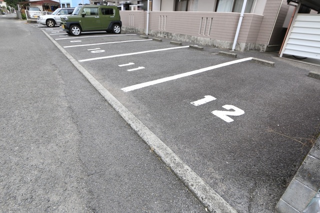 【松山市竹原のマンションの駐車場】