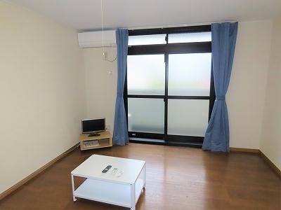 居室・リビング　家具家電が備え付けのお部屋です