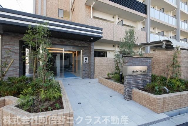 【大阪市西成区玉出西のマンションのエントランス】