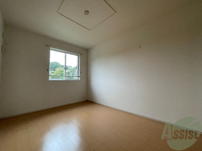 その他部屋・スペース　こちらは寝室です。広々としていて快適に過ごせますよ。