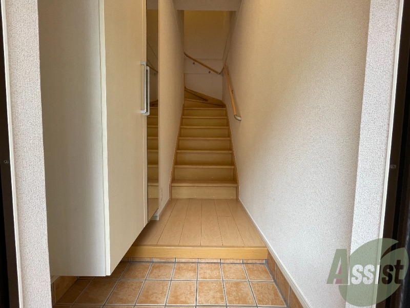 玄関　玄関の写真です。開けてすぐお部屋が見えないのは安心ですね。