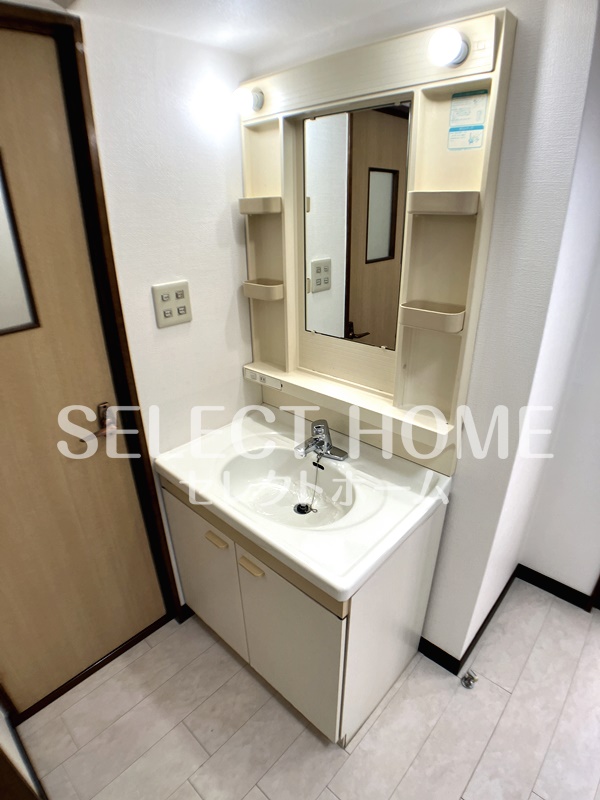 洗面設備　朝の支度にも助かる、独立の洗髪洗面化粧台