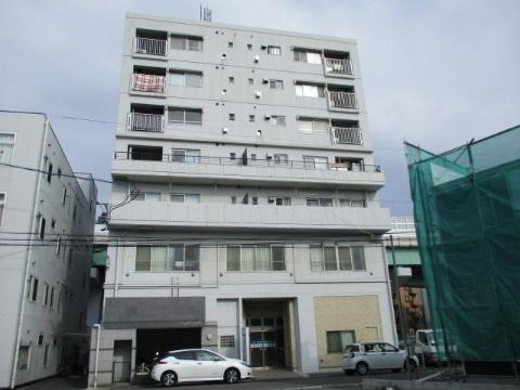 【名古屋市熱田区西郊通のマンションの建物外観】