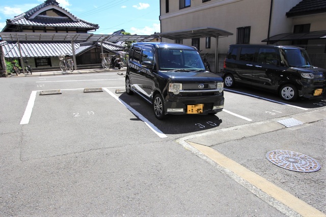 【松山市南江戸のマンションの駐車場】