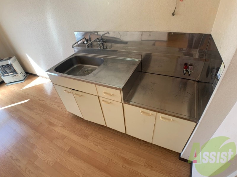 キッチン　キッチンはシックなデザインでした。洗い場も大きい。