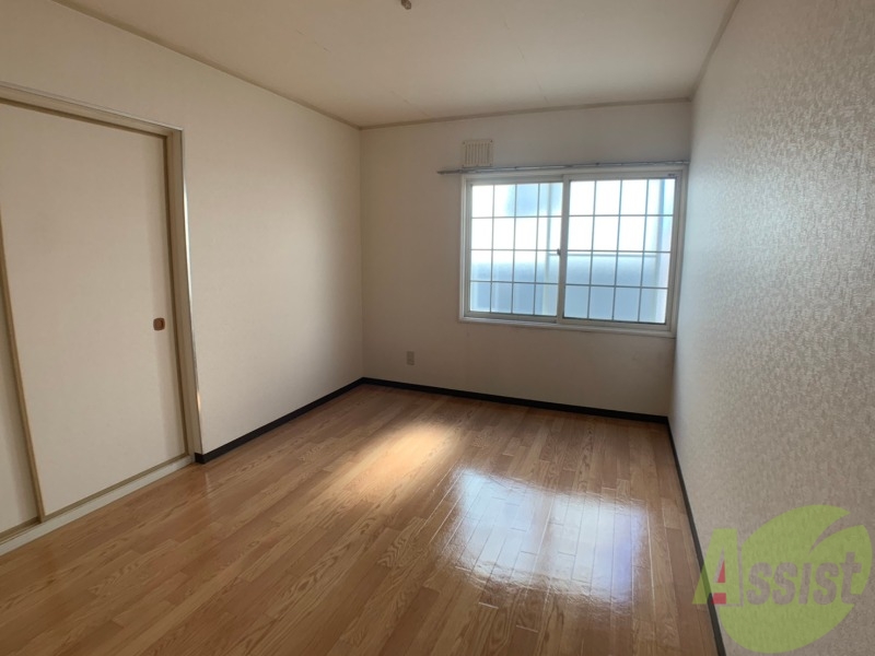 その他部屋・スペース　６帖の洋室です。広々として、きれいですね。