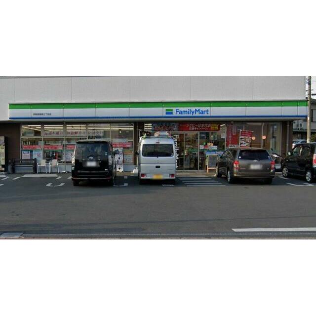 コンビニ　ファミリーマート伊勢原高森三丁目店（コンビニ）まで527m