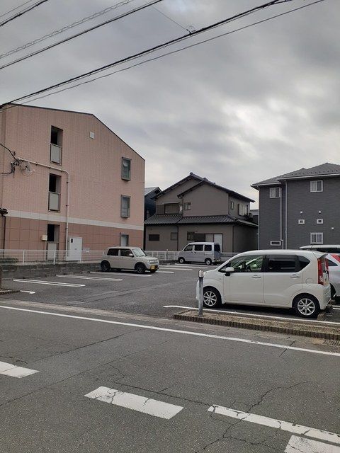 【半田市瑞穂町のマンションの駐車場】