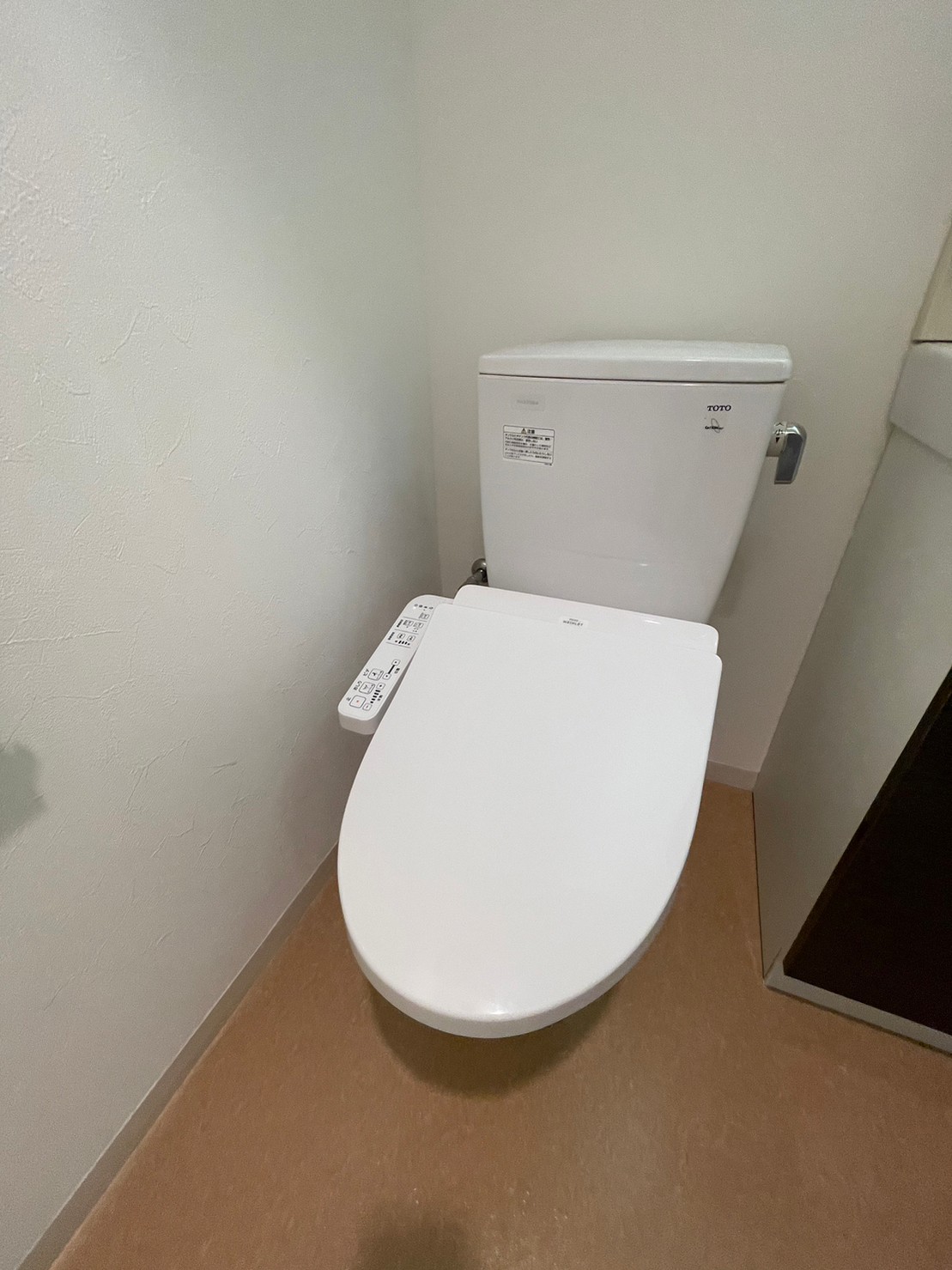 トイレ　嬉しい温水洗浄便座付きのトイレです♪