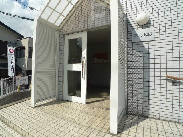 【流山市三輪野山のマンションのエントランス】