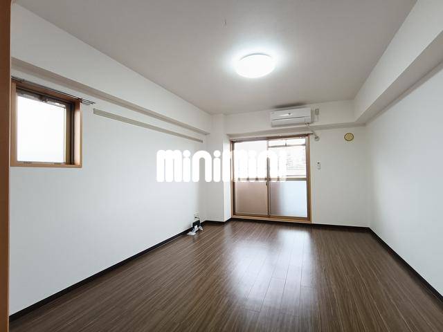 居室・リビング　エアコンつきの洋室です。