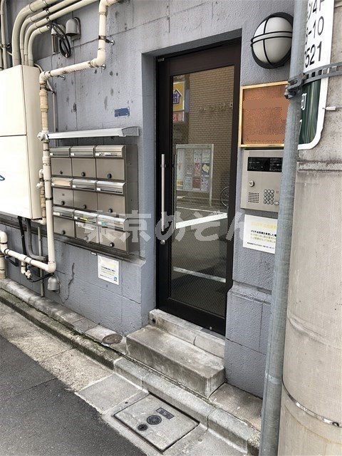 【千代田区岩本町のマンションのエントランス】