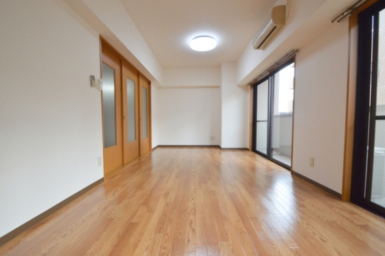 その他部屋・スペース　洋室フローリング１１．４帖、ベッドもソファもゆったり配置＼（