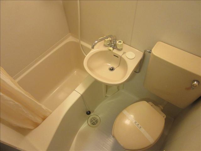 バス・シャワールーム　清潔感あるユニットバス