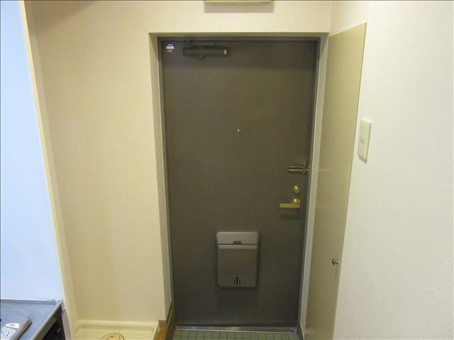 玄関　下駄箱つきのすっきりとした玄関