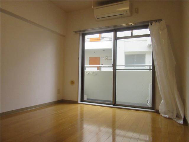 居室・リビング　きれいなフローリングのお部屋