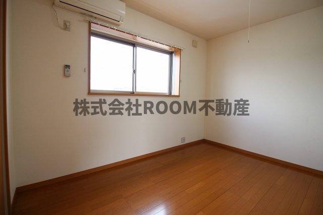 その他部屋・スペース　落ち着いた色調の寝室です