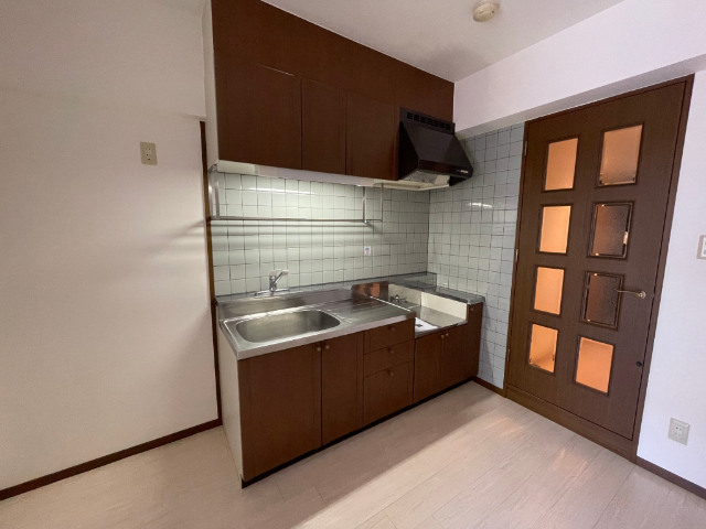 キッチン　キッチン横に冷蔵庫スペースございます。