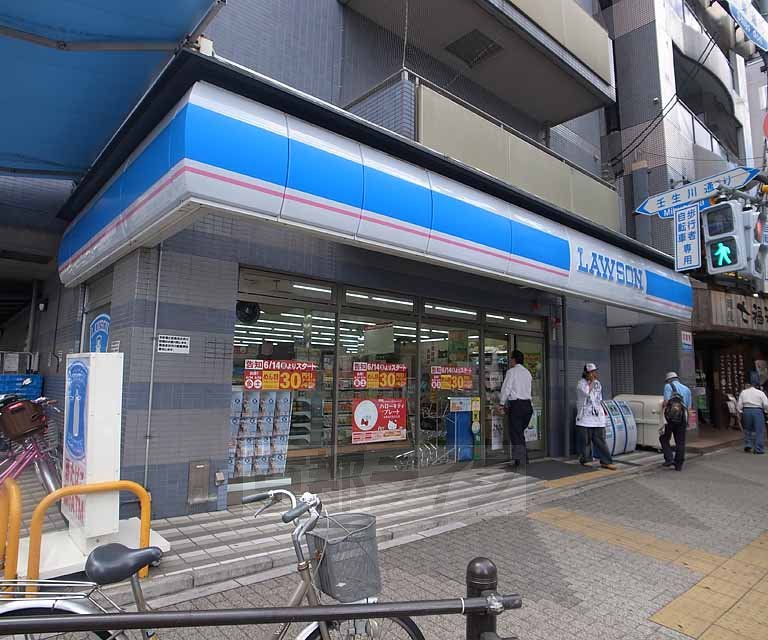 コンビニ　ローソン四条大宮店（コンビニ）まで182m
