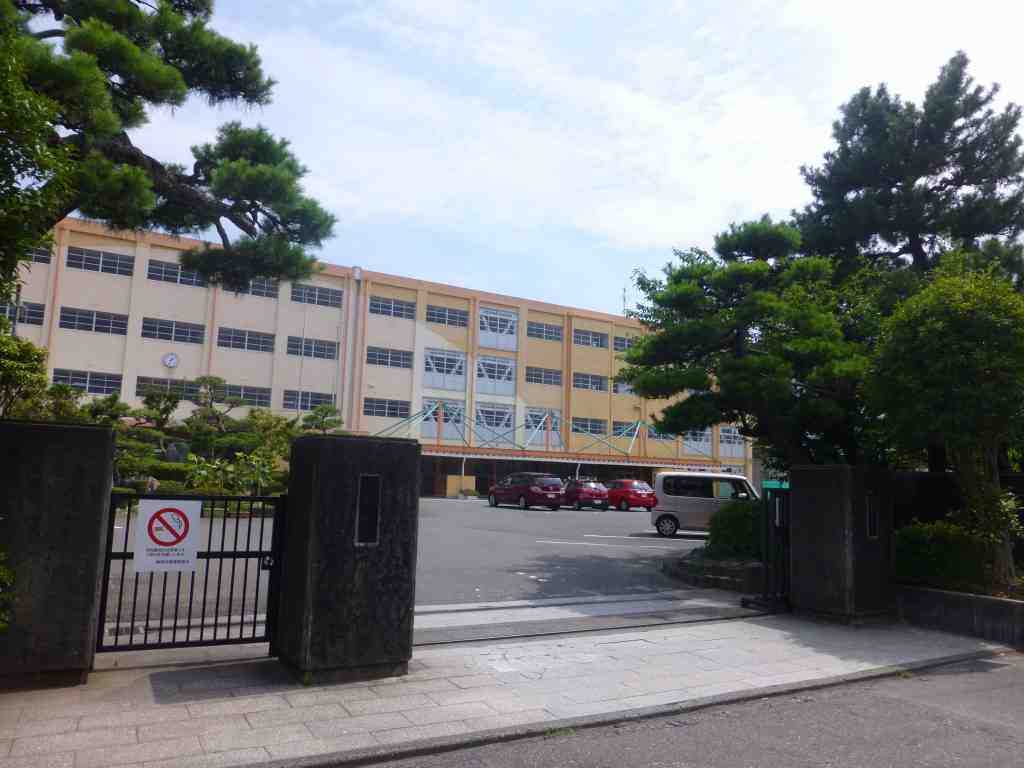 中学校　静岡市立清水第二中学校（中学校）まで743m