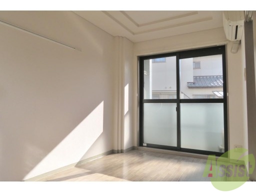 居室・リビング　フローリングに陽が差し込み落ち着いた雰囲気のお部屋ですね。