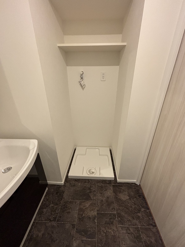 洗面設備　独立洗面台、小物を置くことができて便利です